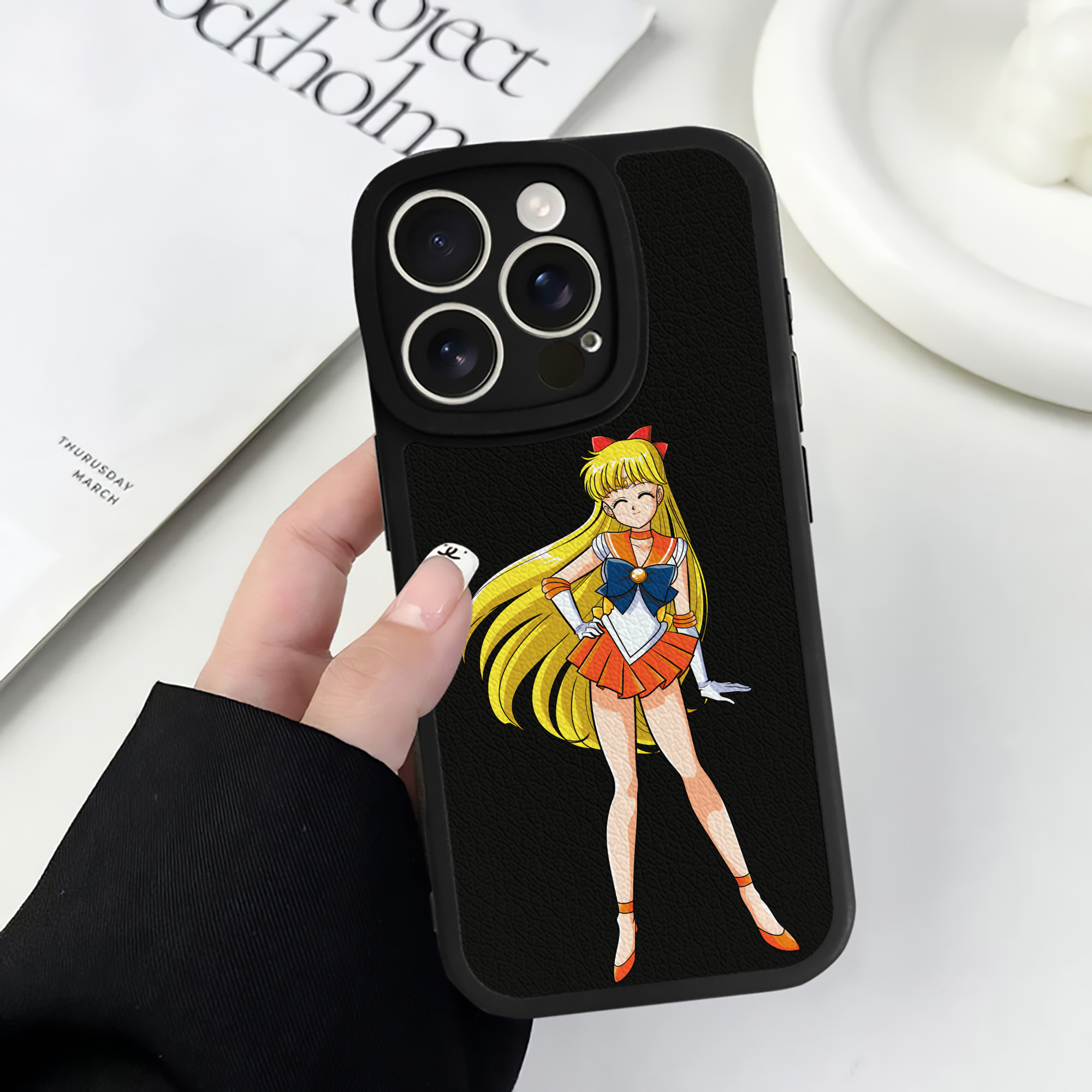 （画像用） 美少女戦士セーラームーン 愛野 美奈子 あいの みなこ Sailor Moon Aino Minako 【iPhone 16シリーズ対応】シリコンスマホケース（レザー調） 材質：シリコン